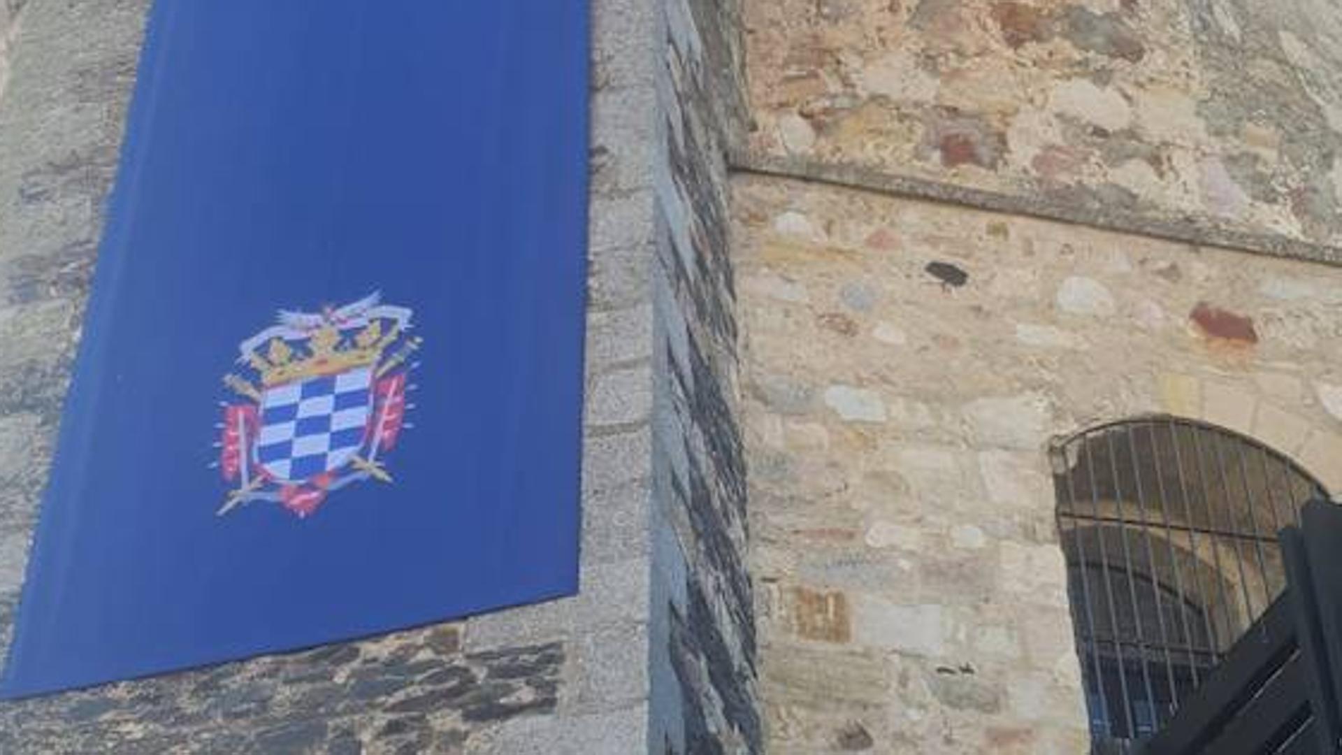 Dos banderas gigantes con el escudo de la Casa de Alba 'sustituyen' a